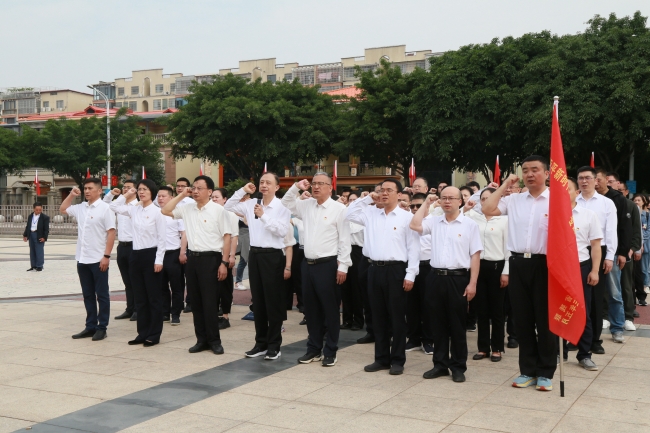 图为重温入党誓词活动现场